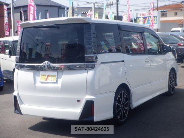 Toyota VOXY 2017-09 370279-1