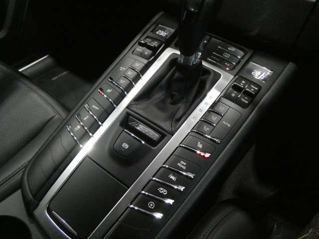 Porsche MACAN 2016-06 189650-16