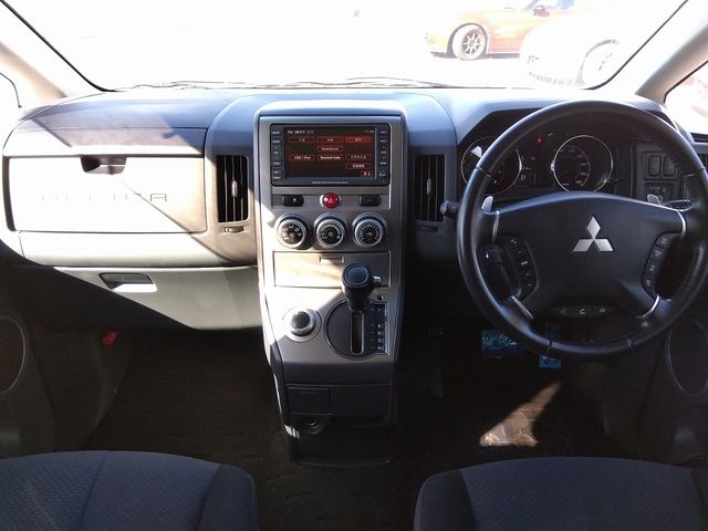 Mitsubishi DELICA D5 2010-08 193235-2