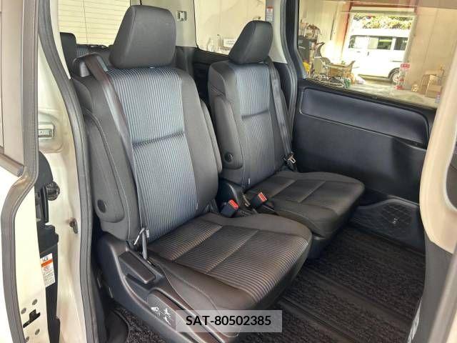 Toyota VOXY 2017-03 370495-9