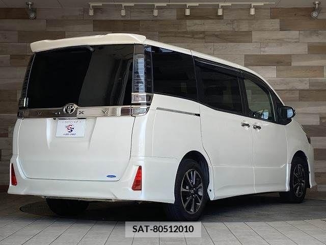 Toyota VOXY 2018-06 370362-16