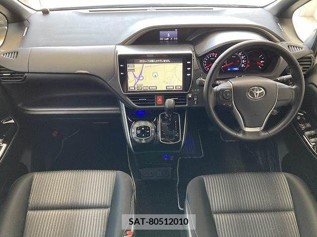 Toyota VOXY 2018-06 370362-1