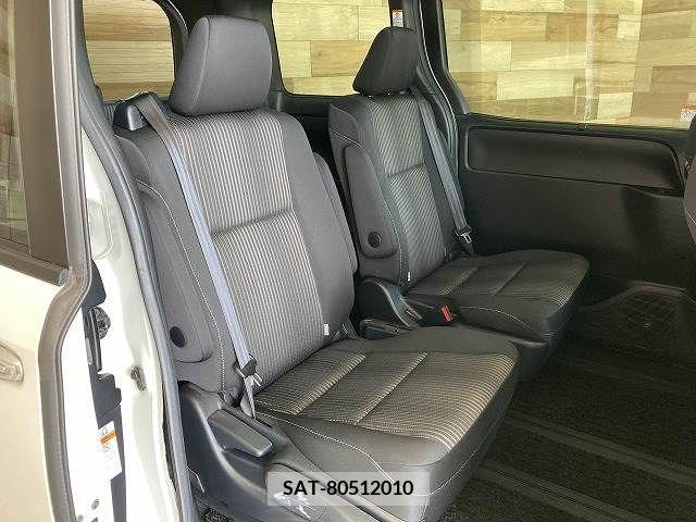 Toyota VOXY 2018-06 370362-11