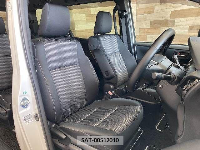 Toyota VOXY 2018-06 370362-10