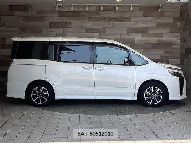 Toyota VOXY 2018-06 370362-13