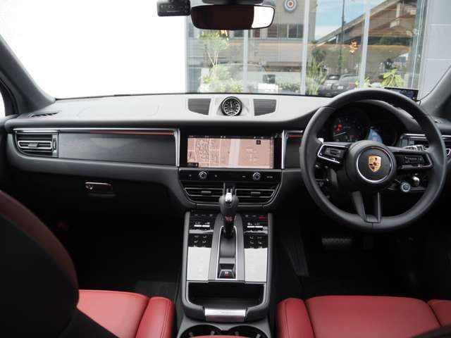 Porsche MACAN 2022-03 10936-9