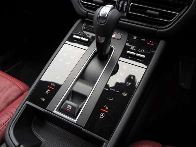 Porsche MACAN 2022-03 10936-11