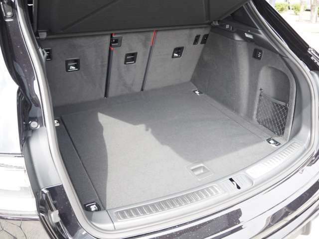 Porsche MACAN 2022-03 10936-14