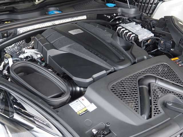 Porsche MACAN 2022-03 10936-16