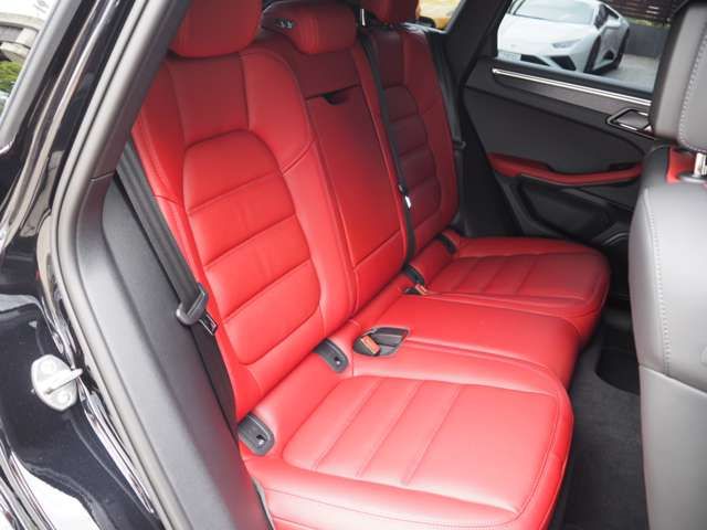 Porsche MACAN 2022-03 10936-12