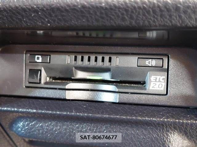 Toyota VOXY 2018-10 370391-6