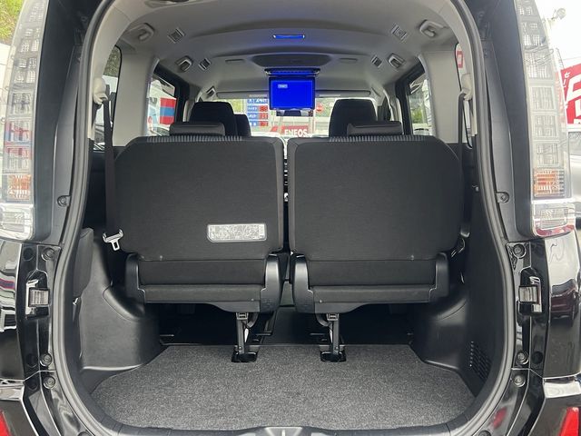 Toyota VOXY 2016-08 6828-27