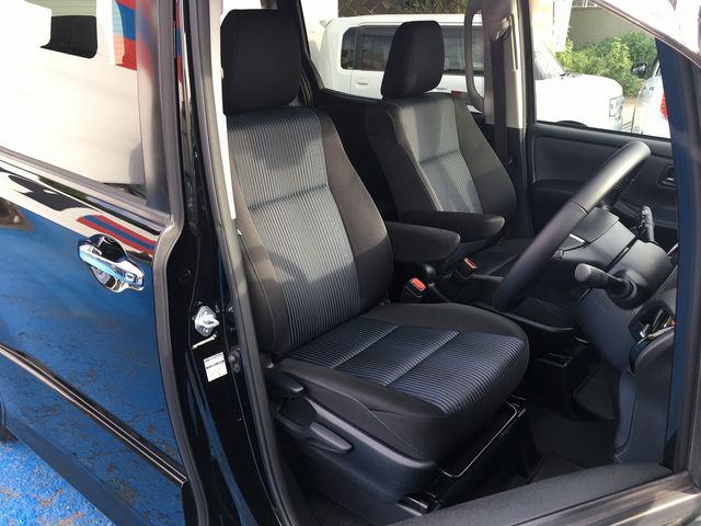 Toyota VOXY 2016-08 6828-13