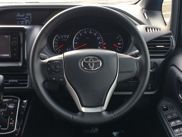 Toyota VOXY 2016-08 6828-9