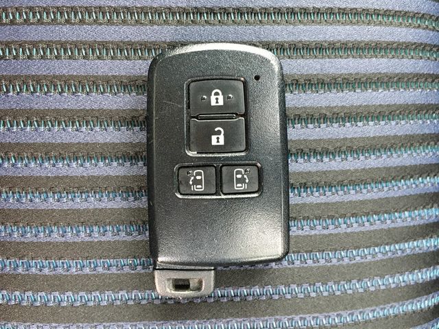 Toyota VOXY 2016-08 6828-29