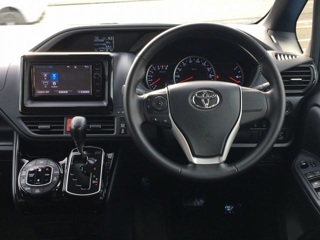 Toyota VOXY 2016-08 6828-8