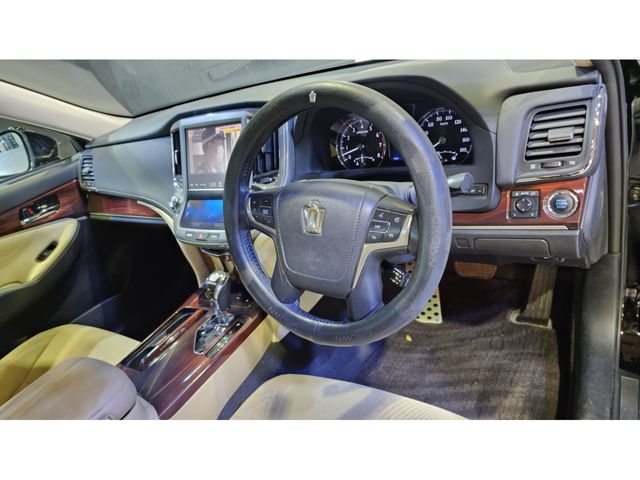 Toyota CROWN SEDAN 2013-06 4528-1