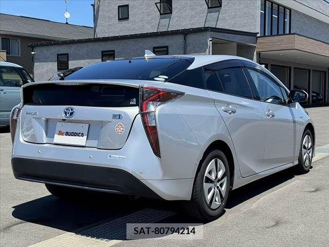 Toyota PRIUS 2016-03 329845-12