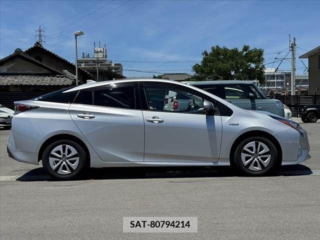 Toyota PRIUS 2016-03 329845-10