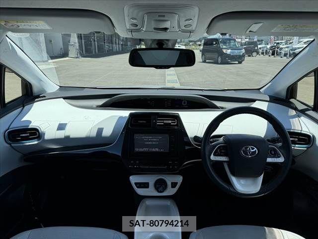 Toyota PRIUS 2016-03 329845-1
