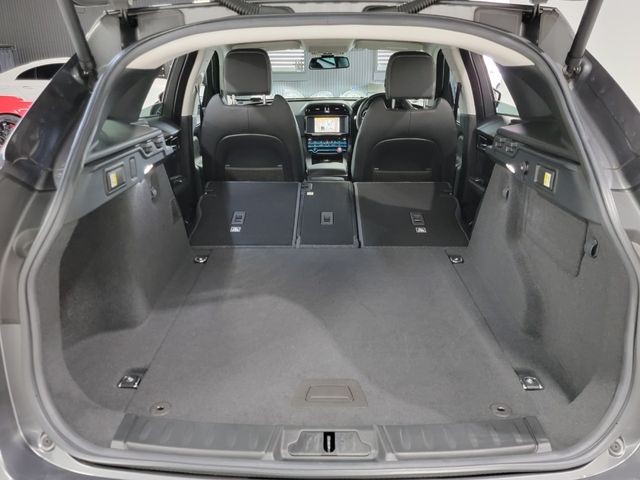 Jaguar F-PACE 2018-04 1797-29