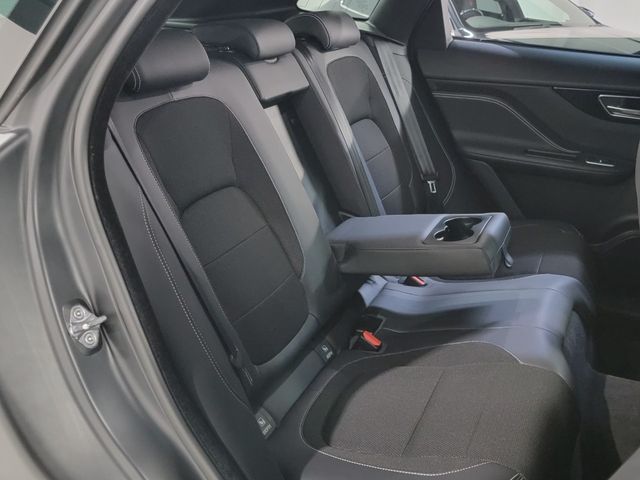 Jaguar F-PACE 2018-04 1797-27