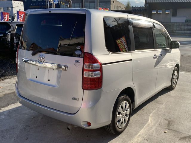 Toyota NOAH 2012-06 193535-5