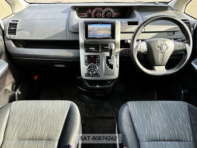Toyota VOXY 2012-02 204989-1