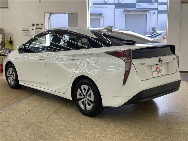 Toyota PRIUS 2016-08 9574-6