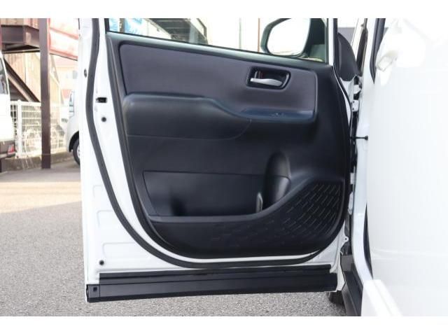 Toyota NOAH 2016-12 183413-29
