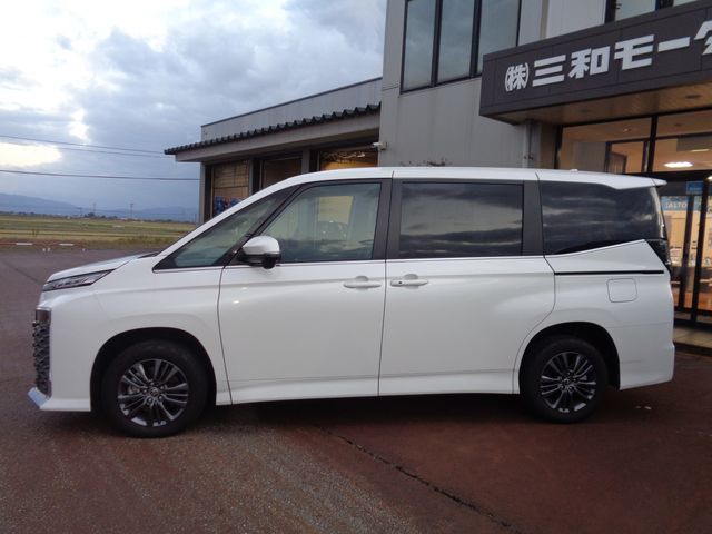 Toyota VOXY 2023-02 187711-4