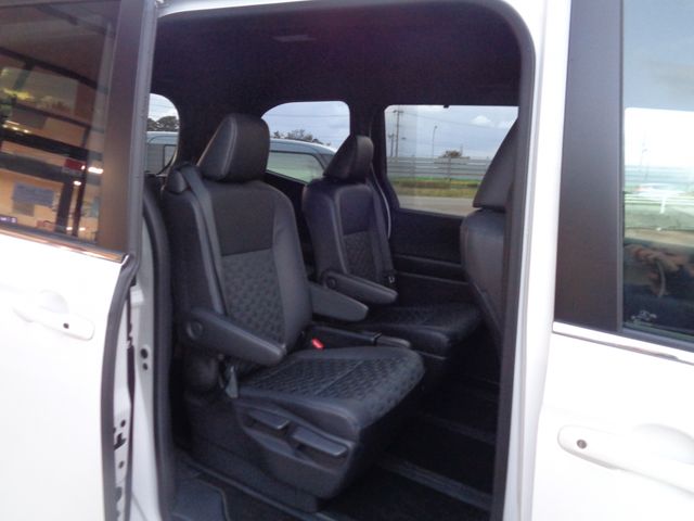Toyota VOXY 2023-02 187711-8