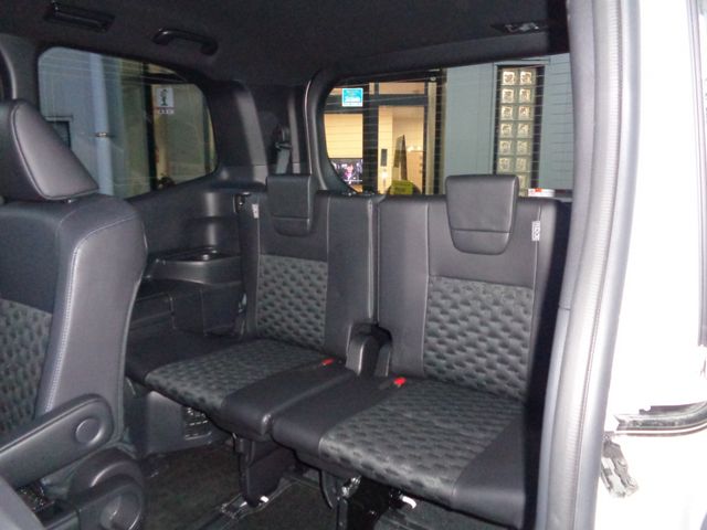 Toyota VOXY 2023-02 187711-10