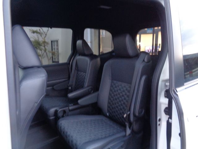 Toyota VOXY 2023-02 187711-9
