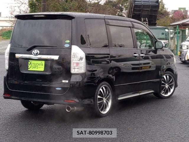 Toyota VOXY 2013-02 247379-1