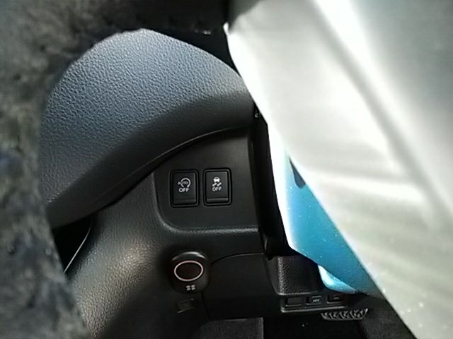 Nissan SERENA 2014-03 17684-22
