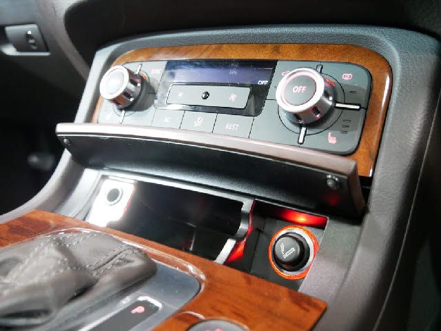 VolksWagen TOUAREG 2012-02 184414-22