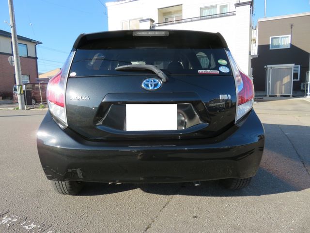 Toyota AQUA 2016-04 182376-2