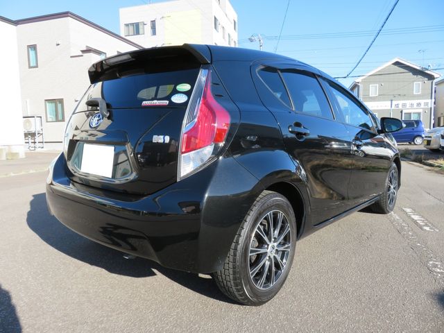 Toyota AQUA 2016-04 182376-6