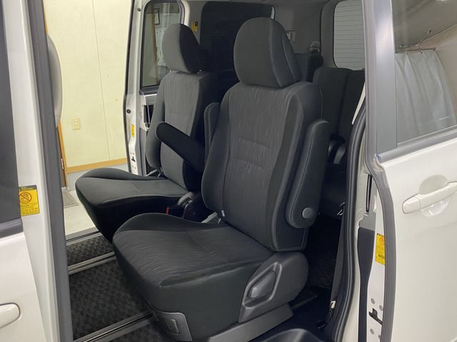 Toyota VOXY 2010-11 189221-19