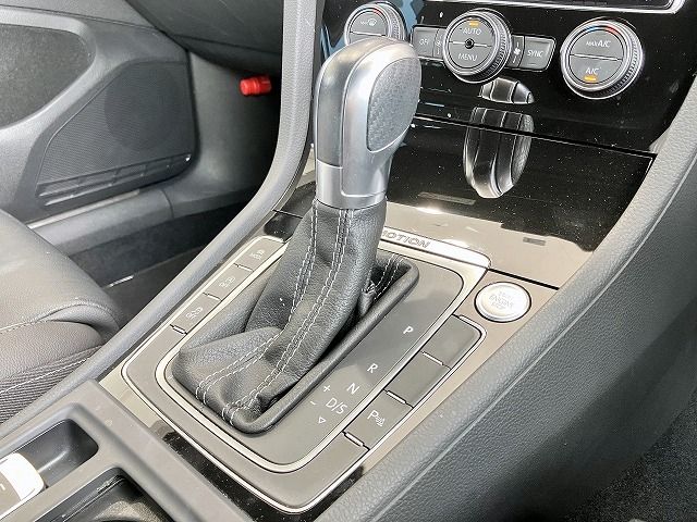 VolksWagen GOLF R 2018-04 8387-10