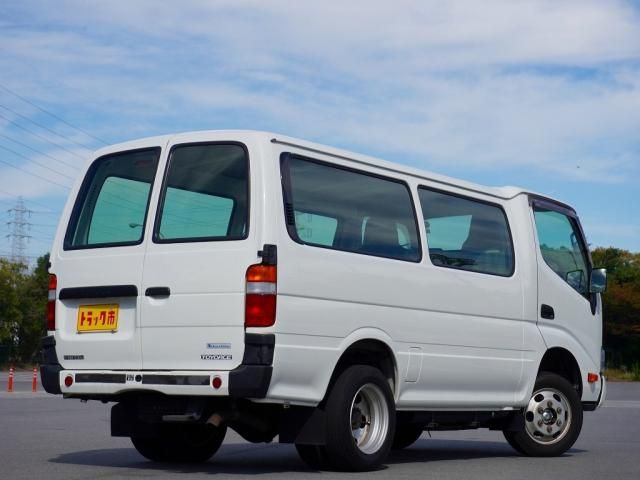 Toyota TOYOACE ROUTE VAN 2017-04 196067-1