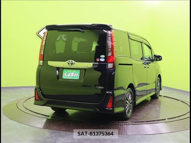 Toyota NOAH 2017-06 377288-1