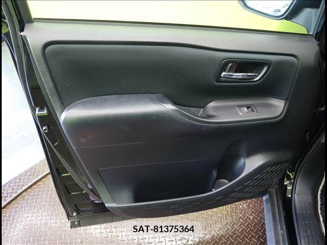Toyota NOAH 2017-06 377288-29