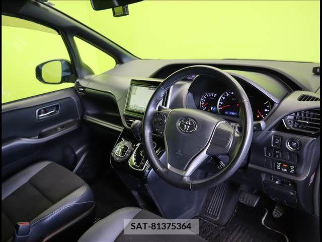 Toyota NOAH 2017-06 377288-18