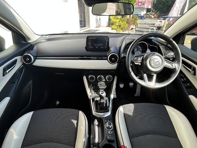 Mazda DEMIO 2017-09 9106-1