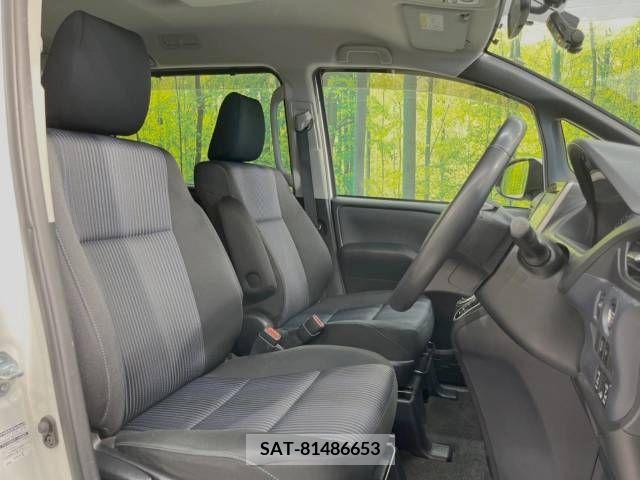 Toyota VOXY 2014-02 330794-8