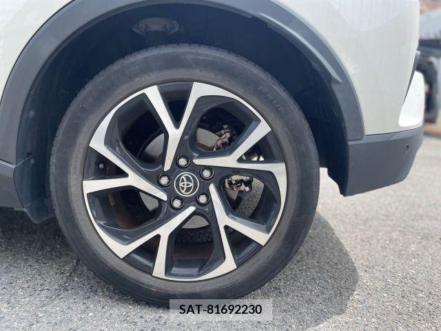 Toyota C-HR 2017-08 232599-16