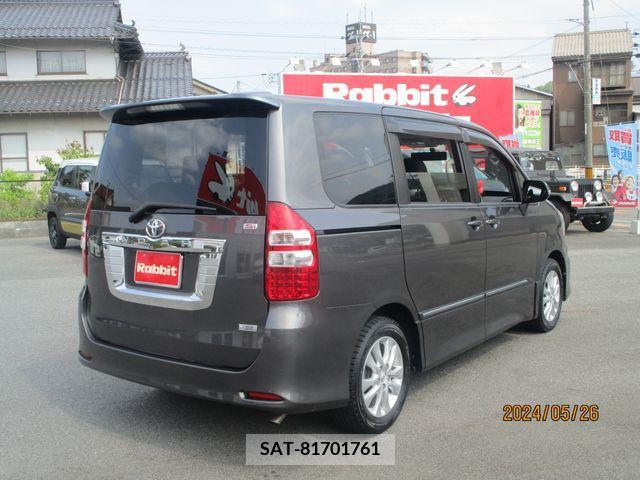 Toyota NOAH 2011-02 279562-3