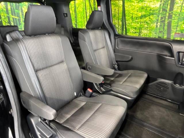 Toyota VOXY 2018-08 17632-9